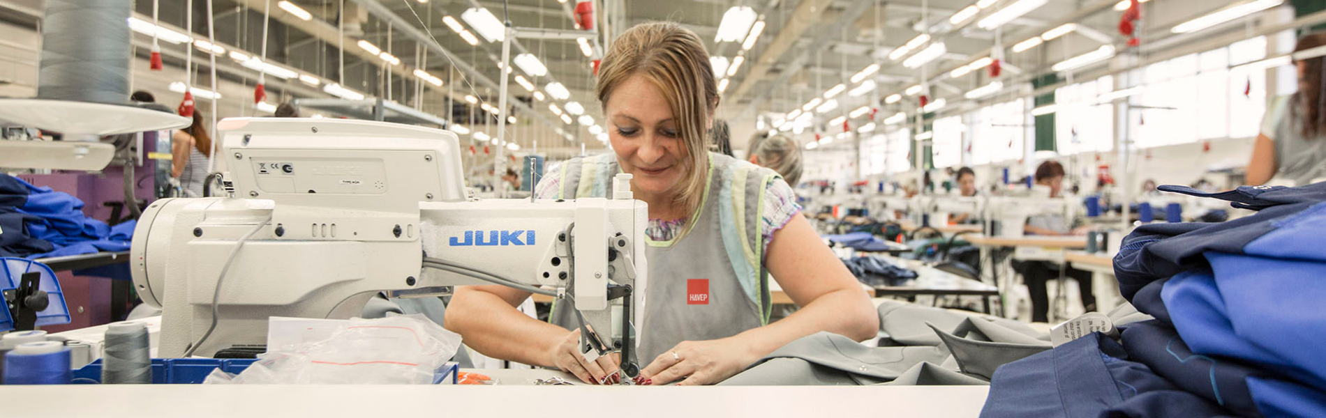 vrouw werkt in atelier van HAVEP aan werkkleding