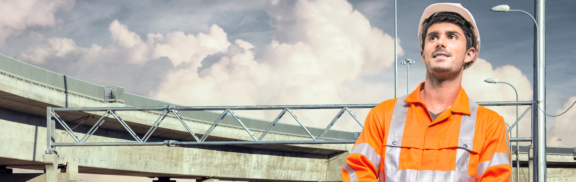 Torso van man in oranje fluorescerende hoge-zichtbaarheidskleding