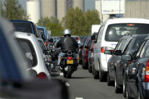 Motorrijder op de weg 